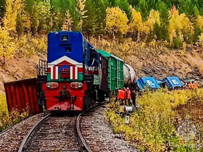 На месте схода вагонов в Алданском районе восстановили 80 м железнодорожного полотна