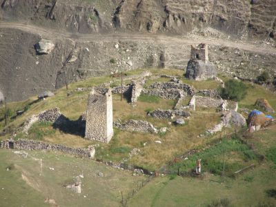 Сторожевые  башни Царукаевых и Зембатовых.  Два склепа полуназемных