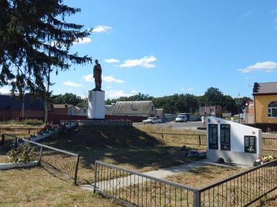 Братская могила воинов Советской Армии, погибших в феврале 1943 года. Захоронен 21 человек, установлено фамилий на 16 человек. Скульптура установлена в 1969 году