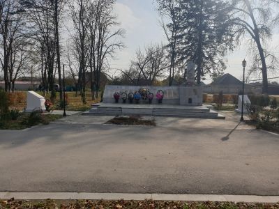 Братская могила. Похоронено 67 человек. Памятник типовой