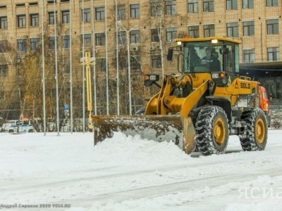Коммунальные службы Якутска убирают улицы от выпавшего снега