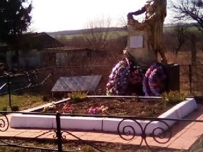 Братская могила советских воинов, погибших в боях с фашистскими захватчиками