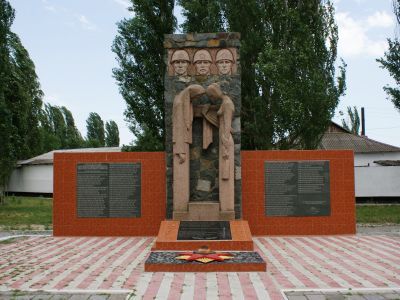 Братская могила советских воинов