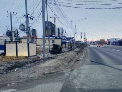 В Якутске на проспекте Николаева автомобиль повредил пешеходные ограждения