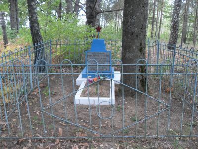 Братская могила 6 советских воинов, погибших в 1941-1943 гг. в боях с немецко-фашистскими захватчиками