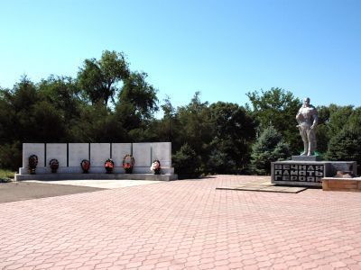 Памятник воинам-станичникам, погибшим в годы гражданской и Великой Отечественной войны