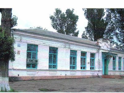 Памятное место, где в 1926 - 1929 годы в школе учился участник десанта на Малую Землю Герой Советского Союза М.М. Корницкий