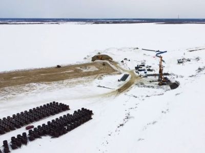 В России впервые для строительства Ленского моста используют наплавные коффердамы