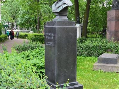 Могила Рубинштейна А.Г. (1829-1894), композитора