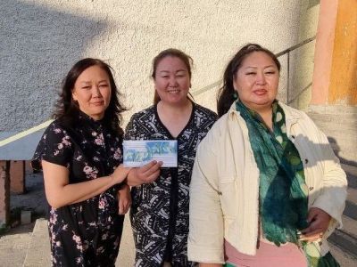 «Чужой беды не бывает»: республиканская организация «Тулуур» передала 80 тысяч семье погорельцев