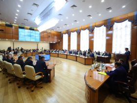 Айсен Николаев наградил выдающихся ученых Якутии