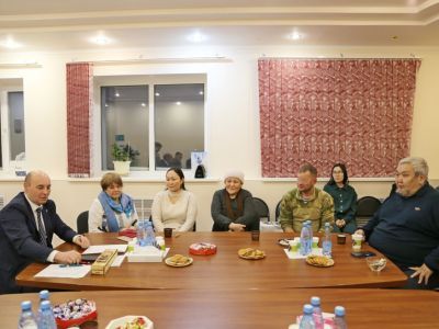 Глава Мирнинского района встретился в Арылахе с семьями военнослужащих