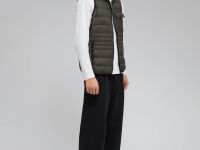 Утепленный жилет со съемным капюшоном