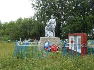 Братская могила воинов Советской Армии, погибших в период Великой Отечественной войны. Захоронено 113 человек, установлено фамилий на 69 человек. Скульптура установлена в 1958 году