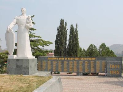 Братская могила советских воинов, мирных жителей и памятный знак в честь односельчанам, погибших в годы Великой Отечественной войны