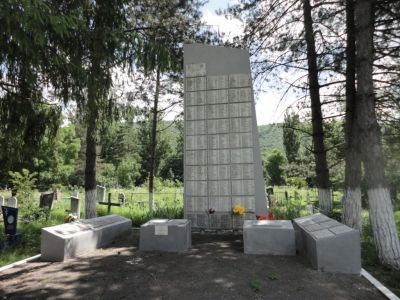 Братская могила советских воинов, погибших в боях с фашистскими захватчиками