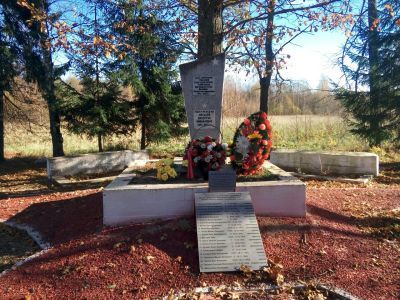 Братское кладбище советских воинов и партизан, погибших в борьбе с фашистами