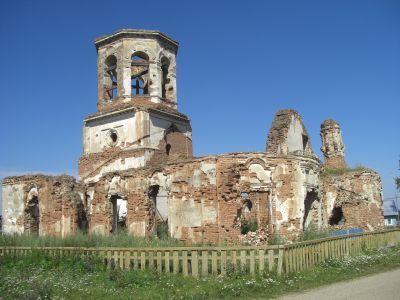 Пятиглавая каменная церковь начала XVIII века без куполов с частично сохранившимися объемами и лепным декором, ныне без использования