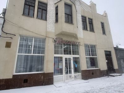 Здание автогаража и магазина