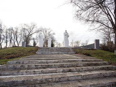 Мемориальный комплекс на братской могиле советских воинов, погибших в феврале 1945 года (арх. А.В. Марков, ск. В.Ф. Боровской)
