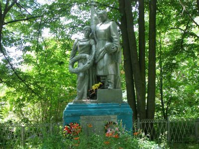 Братская могила с захоронением воинов, погибших в период Великой Отечественной войны 1941—45 гг.