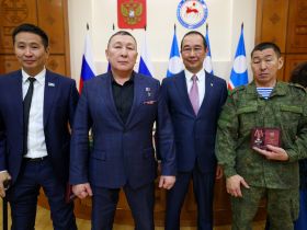 Айсен Николаев вручил государственные награды отличившимся якутянам