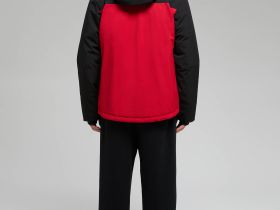 Горнолыжная куртка полуприлегающего силуэта