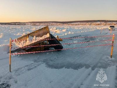 На реке Лене под лед провалился грейдер