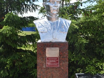 Бюст Героя Советского Союза И.Г. Вдовыдченко