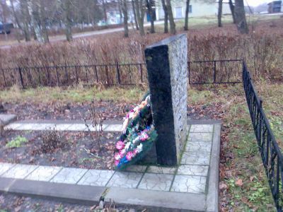 Могила командира полка, полковника Капустина Якова Васильевича, погибшего в 1941 году в бою с немецко-фашистскими захватчиками