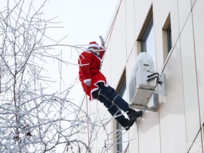 В Якутске спасатель спустился с крыши и поздравил юных пациентов НЦМ в образе Деда Мороза