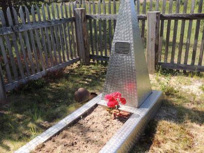 Могила неизвестного советского лётчика 1941-1944 гг., 1953 г.-захоронение