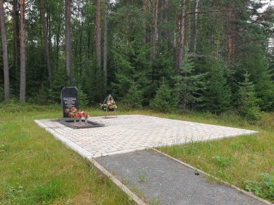 Братская могила советских лётчиков