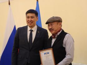 В Якутске презентовали книгу о Гавриле Никифорове — Манньыаттаах уола