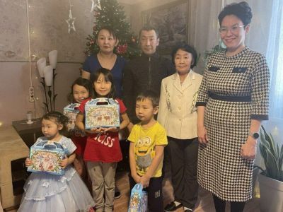 Министр труда поздравила многодетную семью из Якутска с Новым годом