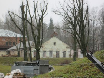 Контора молочноконсервного комбината, основанного в 1928 году. Первое предприятие молочной промышленности Смоленщины.  В 1966 году награждено орденом Ленина