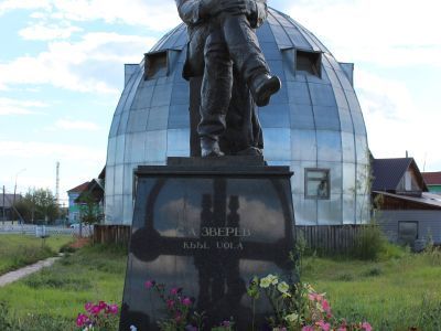 Памятник певцу и олонхосуту, заслуженному работнику культуры РФ, заслуженному деятелю искусств РС(Я) Сергею Афанасьевичу Звереву - Кыыл Уола