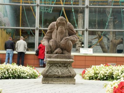 Скульптура «Орангутанг» (ск. Л. Штайнер, красный порфир)