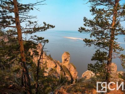 Аварийную остановку из-за пробоин совершил теплоход на Лене в Якутии