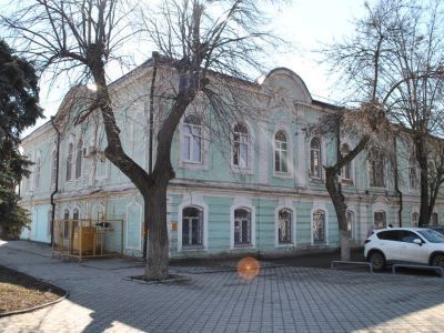 Жилой особняк с дворянским гербом. Позднее барокко