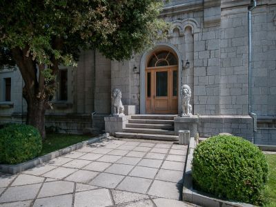 Львы, сидящие у северного фасада виллы