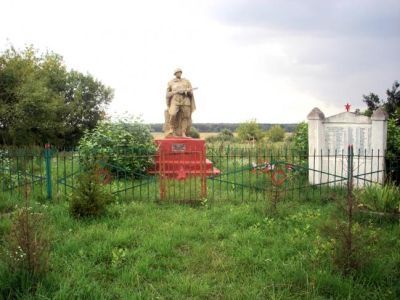 Братская могила воинов Советской Армии, погибших в феврале-марте 1943 г. Захоронено 499 человек, установлено фамилий на 180 человек. Скульптура установлена в 1967 году