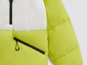 Утепленная куртка с контрастной отделкой