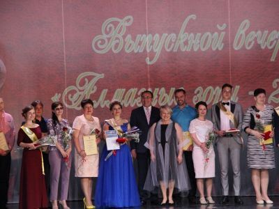 Пять выпускников школ Мирного получили премию в размере 30 тысяч рублей