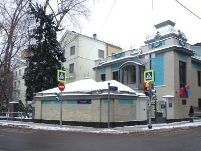 Городская усадьба П.А. и Н.П.Павловых ("Товарищества мануфактур, основанных И.И.Скворцовым"), 1905 г., архитектор С.С.Кучинский. С 1963 г. - Информационный центр Организации Объединенных Наций (ООН) в Москве