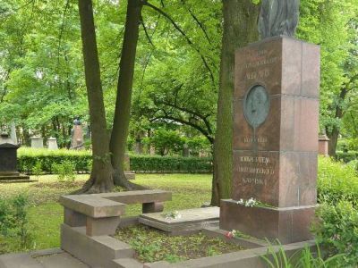 Могила Лебедева С.В. (1874-1934), химика, и Остроумовой-Лебедевой А.П. (1871-1955), художницы