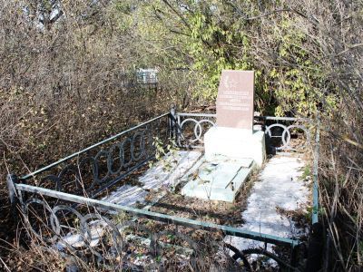 Братская могила советских воинов
