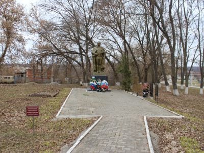 Братская могила советских воинов, погибших в боях с фашистскими захватчиками в 1943 году. Захоронено 75 человек, установлены имена 74 человек. Обелиск