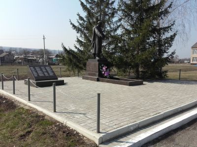 Братская могила советских воинов, погибших в боях с фашистскими захватчиками в 1943 году. Захоронено 34 человека, имена 14 человек установлены. Скульптура советского воина