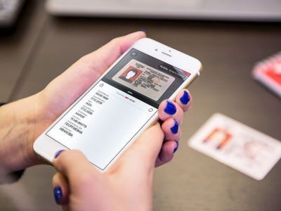 ГИБДД: В скором времени водительские права можно будет предъявлять со смартфона